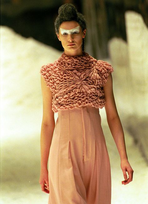 Crochet 90s, Mc Queen, Alexander Mcqueen Fashion, Mode Crochet, Mcqueen Fashion, Blush Dresses, Textiles Fashion, Mode Inspo, Knit Fashion