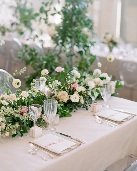 Each place setting had antique silverware, a nude linen napkin, and antique crystal glasses. White boxes containing strawberry macarons by Oui Desserts served as favors. Nib and Pixel designed a menu encased in clear vellum with blush and nude ribbon, a white wax seal, and calligraphy. #weddingplacesetting #weddingmenu #weddingtables #weddingflowers | Martha Stewart Weddings - A Romantic Garden Wedding in the Heart of Houston, Texas Simple Centerpieces Diy, Diy Vintage Wedding, Flowers And Greenery, Romantic Garden Wedding, Unique Wedding Flowers, Wedding Floral Centerpieces, Reception Centerpieces, Wedding Place Settings, Wedding Centerpieces Diy