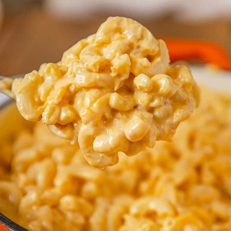 KFC Mac and Cheese (Copycat) Recipe - Dinner, then Dessert Cheese Recipes Dinner, Kfc Mac And Cheese, Cheetos Mac And Cheese, Kraft Mac N Cheese, Dinner Then Dessert, Cheese Dinner, Mac And Cheese Bites, Bacon Mac And Cheese, Crispy Chicken Tenders