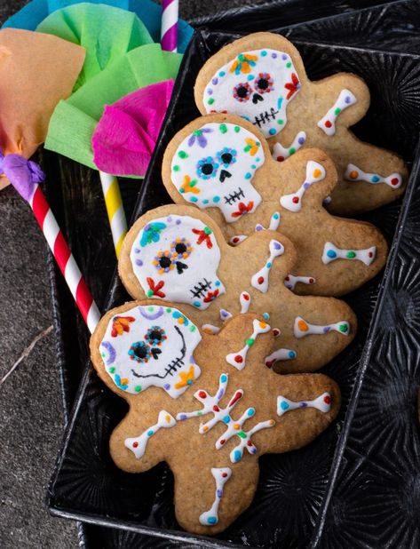 Day of the Dead Cookies: Easy Skeleton Cookies Recipe Day Of The Dead Sugar Cookies, Day Of The Dead Cookies, Skeleton Cookies, Pumpkin Spice Cheesecake, Skull Cookies, Day Of The Dead Party, Man Cookies, Cookies Easy, Royal Icing Recipe