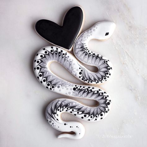 SUGARBOMBE • MELISSA BROYLES (@sugarbombe_sugar) | Instagram Snake Heart, Cookies Birthday, Cookies Sugar, Cookie Bouquet, Summer Cookies, Decorated Sugar Cookies, Cookie Favors, Cookies Christmas, Baby Cookies