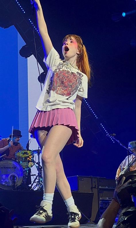 Hayley Williams Inspired Outfits, Paramore 2000’s, Paramore Outfit Concert, Concert Outfit Paramore, Hayley Williams Tour Outfits 2023, Hailey Williams Style, Hayley Williams Outfits 2023, Paramore Concert Makeup, Hayley Williams Fashion