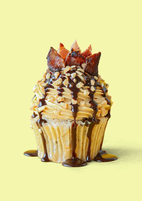 Elvis Cupcakes, Bacon Cupcakes Recipe, Sandwich Peanut Butter, Elvis Sandwich, White Bread Sandwich, Greek Yogurt And Peanut Butter, Bacon Cupcakes, Chocolate Sauce Recipes, Specialty Cupcakes