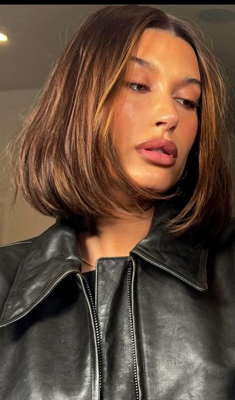 Smokey Eye Wedding Makeup, Hailey Baldwin Hair, Smokey Eye Wedding, Eye Wedding Makeup, Celebrity Bobs Hairstyles, Brown Bob Hair, Shortish Hair, Black Smokey Eye, Black Smokey