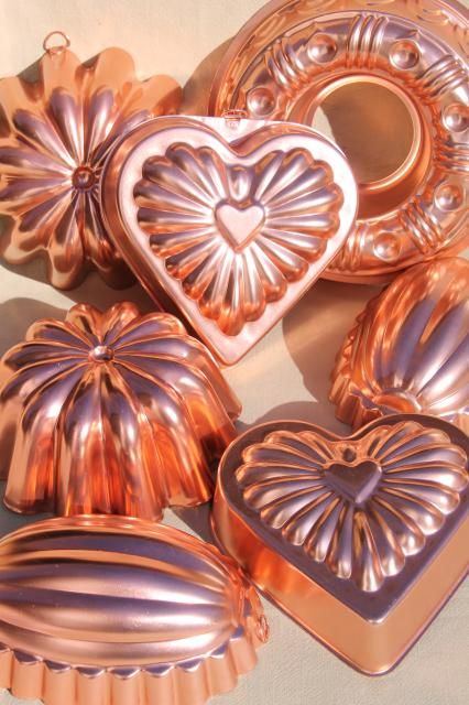 vintage pink aluminum copper jello molds, decorative wall hangers kitchen food mold collection Copper Molds, Aluminum Kitchen, Vintage Jello Molds, Kitchen Copper, Vintage Copper Pots, Copper Kitchen Decor, Tin Kitchen, Aluminium Kitchen, Copper Decor