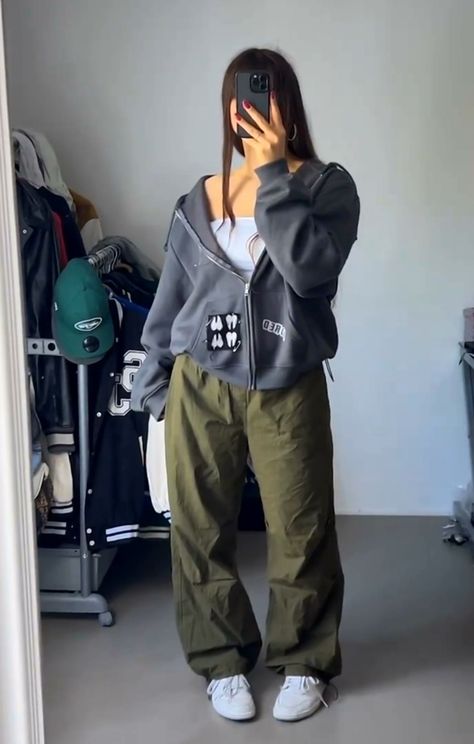 @/elytskk on IG Tomboy Capsule Wardrobe, Tomboy Femme, Street Aesthetic, Everyday Casual Outfits, Trendy Fits, Streetwear Fits, Uggs Outfit, Streetwear Clothes