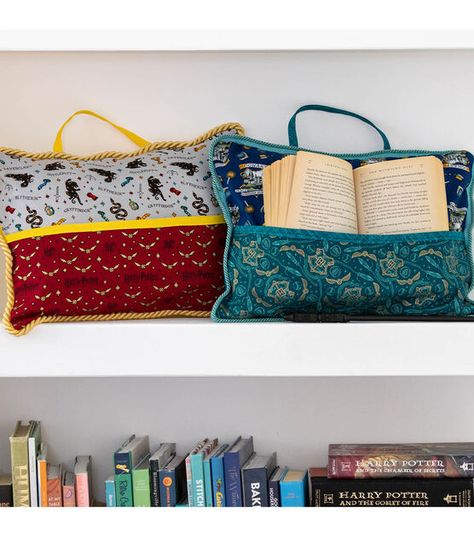 Sewing Harry Potter Ideas, Diy Book Pillow Sewing Projects, Sewing Harry Potter, Harry Potter Fabric Projects, Harry Potter Pillows Diy, Harry Potter Sewing Projects, Harry Potter Sewing, Harry Potter Pillow, Sewing Projects Ideas