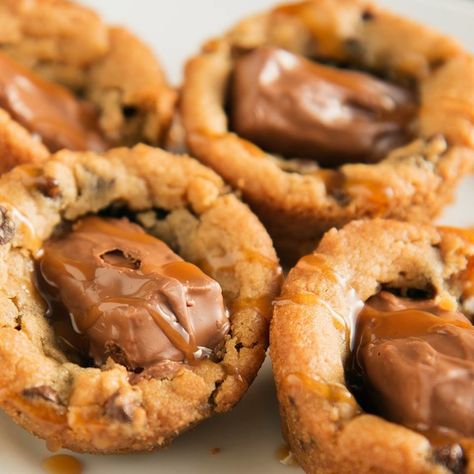 Caramel Snickers Cookie Cups Snickers Desserts, Snickers Dessert, Snickers Cookies, Chinese Almond Cookies, Cookie Cups Recipe, Iced Oatmeal Cookies, Danish Butter Cookies, Tasty Desserts, Buzzfeed Tasty