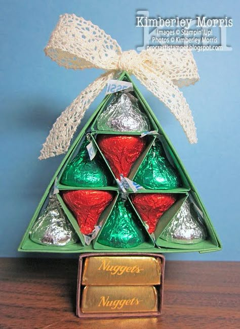 T Hershey Kisses Christmas Tree, Candy Grams, Tree Tutorial, Hershey Kiss, Candy Crafts, Christmas Favors, Christmas Goodies, Noel Christmas, Marketing Ideas