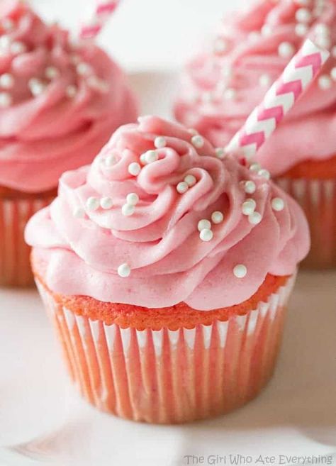 Strawberry Milkshake Cupcakes - The Girl Who Ate Everything Ooey Gooey Butter Cookies, Milkshake Cupcakes, Gooey Butter Cookies, The Girl Who Ate Everything, Dessert Sans Gluten, Strawberry Dessert Recipes, Cake Mini, Strawberry Flavor, 12 Cupcakes