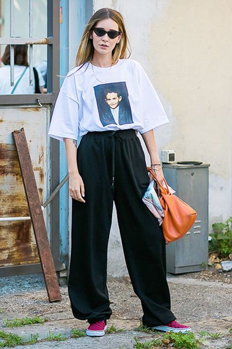 Ever wondered how to wear an oversize T-shirt somewhere other than bed? We're highlighting the coolest ways to wear your too-big tee. Oversized Tshirt Outfit Korean, Big Tshirt Outfit, Big T Shirt Outfits, Wide Pants Outfit, Baggy Tshirt, Baggy Outfits, Oversized Shirt Outfit, Oversize Tshirt Outfits, Jeans And T Shirt Outfit