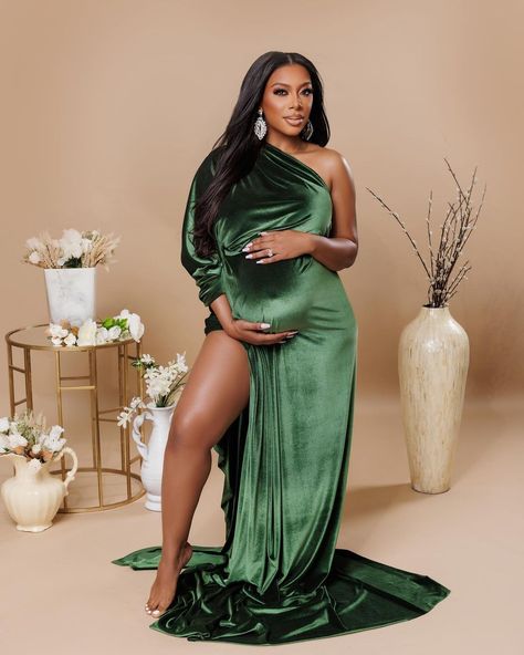 Green Maternity Dress Photoshoot, Green Maternity Dresses, Maternity Photoshoot Outfits, Formal Maternity Dress, Green Velvet Dress, Pregnancy Looks, Photoshoot Outfits, Pregnancy Shoot, Pregnancy Photoshoot