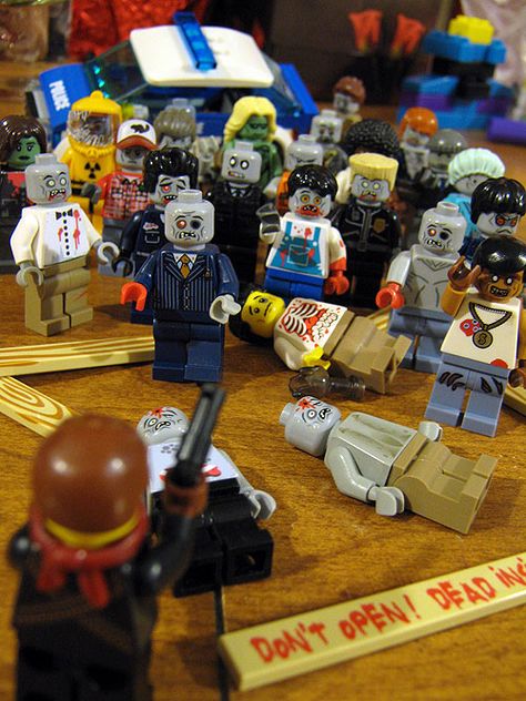 Zombie Creation - LEGO Zombies - Bricks of the Dead Lego Zombies, Lego Soldiers, Lego Hobbit, Lego Decorations, Lego Furniture, Big Lego, Micro Lego, Lego Custom Minifigures, Lego Dimensions