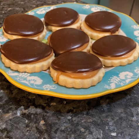 Easy Twix Cookies from Scratch Foolproof Cake Recipe, Cookies From Scratch, Caramel Bits, Twix Cookies, Shortbread Recipes, Rich Chocolate Cake, Shortbread Crust, Milk Chocolate Chips, Cut Out Cookies