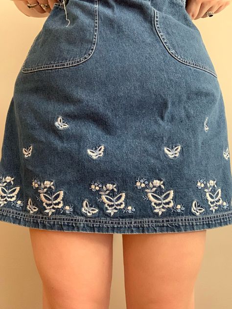 The butterfly embroidery is adorable on this skirt omggg Embroidery Skirt Ideas, Jean Skirt Embroidery, Butterfly Aesthetic Clothes, Embroidered Jean Skirt, Skirt Embroidery Ideas, Butterfly Aesthetic Outfit, Butterfly Outfit Aesthetic, Denim Skirt Embroidery, Embroidery On Skirt