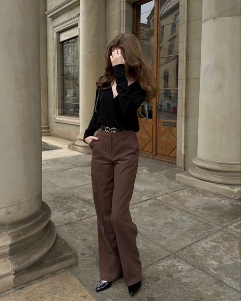 Classy Flared Pants Outfit, Brown Smart Pants Outfit, Professional Outfits Women Brown Pants, Old Money Flare Pants, Classy Student Outfits, Brown Old Money Outfit, Old Money Brown Outfit, Beige Suit Pants Outfit, Carlacrnt Outfits