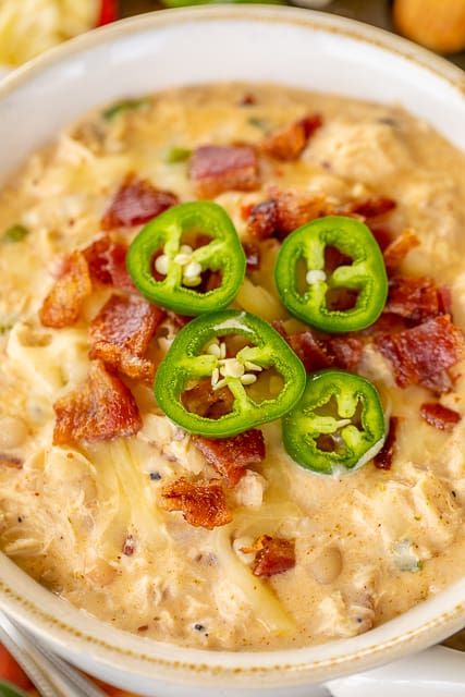 Chicken Jalapeño Popper Chili - the BEST of the BEST chicken chilis! SO good and ready to eat in under 20 minutes! Rotisserie chicken, white beans, jalapeños, chicken broth, onion, garlic, cumin, chili powder, half-and-half, cream cheese. Top with some extra bacon, jalapeños and pepper jack cheese. Makes a ton. Freeze leftovers for a quick meal later. #chili #jalapenos #chicken #mexican #rotisseriechicken Jalapeno Popper Chili, Chicken Jalapeno, Popper Chicken, Jalapeno Popper Chicken, Jalapeno Chicken, Plain Chicken, Jalapeno Popper, Chicken Chili Recipe, Best Chicken