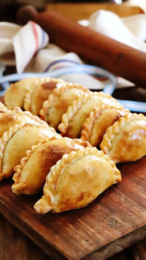 Un clásico Argentino y que a todos nos encanta, Empanadas!! Existen miles de rellenos, en esta receta mostramos cómo preparar un clásico relleno de Carne! Cherry Recipes Dessert, Argentina Food, Argentinian Food, Cherry Desserts, Empanadas Recipe, Fruit Breakfast, Beignets, Aesthetic Food, Food Photo