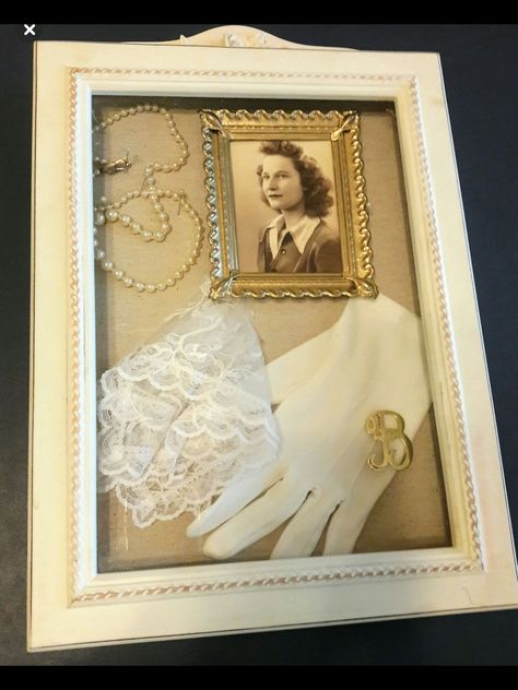 Simple Collection Shadow Box Vintage Gloves Display, Heirloom Display Ideas, Shadow Boxes Memory, Display Family Heirlooms, Memory Picture Frame Ideas, Shadow Box Gift Ideas, Family Heirloom Display, Shadow Box Kunst, Shadow Box Memory