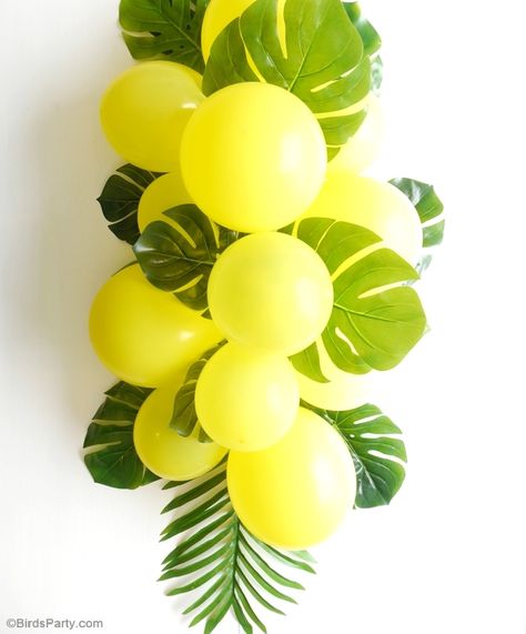 DIY Balloon & Fronds Tropical Party Centerpiece - BirdsParty.com Centerpiece Garland, Party Centerpieces Diy, Diy Ballon, Easy Table, Lion King Party, Party Table Centerpieces, Lion King Birthday, Party Fotos, Jungle Birthday Party