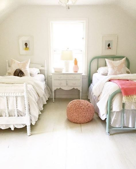 oliveetoriel lucy_makemeloved housesevendesign hayleygemma susana_ordovas decor.petit - photo: hqueiroga th... Twin Beds Guest Room, Small Room Ideas, Small Guest Room, Shared Girls Room, Beds For Small Rooms, Sister Room, Kids Shared Bedroom, Shared Girls Bedroom, Big Girl Bedrooms