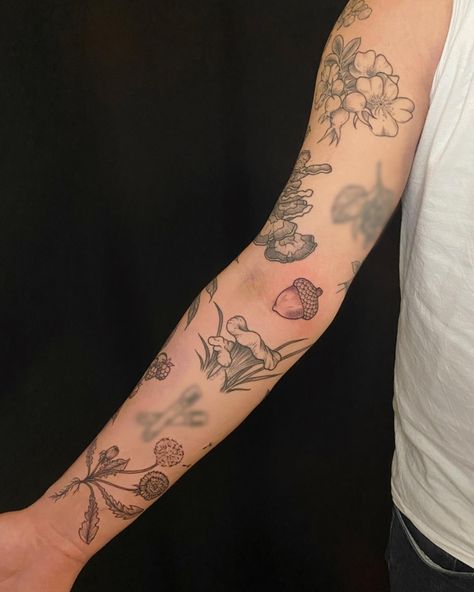 "Honoured to have been trusted with this project! I absolutely loved working on this northern Saskatchewan foraged edible plants sleeve." - @sydneyctattoo A sticker like sleeve, of many natural things, done by Sydney in black and grey. Mushrooms, an acorn, and many different florals all placed on the arm. Plant Sleeve Tattoo, Sticker Sleeve Tattoo, Plant Sleeve, Acorn Tattoo, Sticker Sleeve, Mama Tried, Natural Things, Plant Tattoo, Nature Stickers