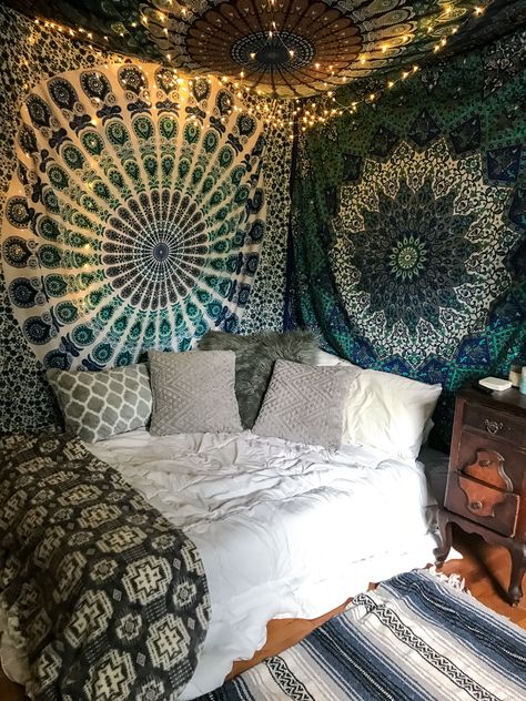 Tapestry Around Bed, On The Floor Bed Ideas, Tapestry Bedroom Cozy, Meditation Bedroom, Room Decor Tapestry, Hippie Bed, Tapestry Bed, Bedroom Tapestry, Hippie Room