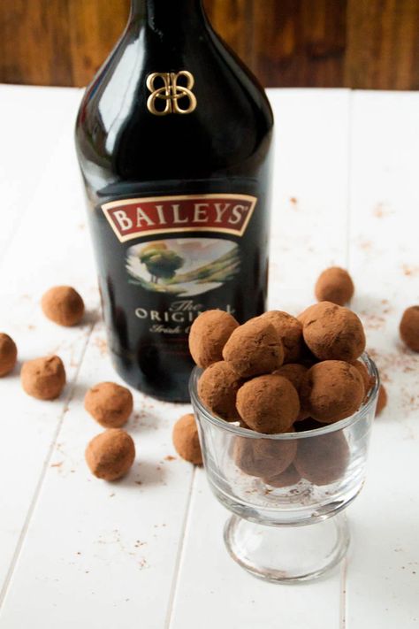 Coffee Truffles, Irish Cream Truffles, Baileys Irish Cream Coffee, Healthy Protein Desserts, Espresso Truffles, Truffle Recipe Easy, Irish Cream Coffee, Baileys Coffee, Baileys Recipes