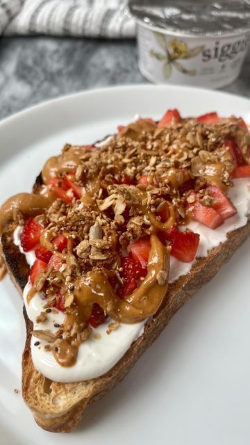 Strawberry Yogurt Toast, Ways To Eat Granola, Fun Cooking Ideas, Yogurt Toast, Strawberry Toast, Purely Elizabeth, Strawberry Granola, Fitness Meal Prep, Strawberry Almond