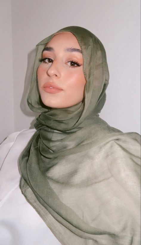 Hijab Scarf Design, Hijabi Sari, Nawal Sari, Style Hijab Simple, Sunset Photoshoot Ideas, Eid Looks, Vintage Photo Editing, Hijab Style Tutorial, Hijab Trends