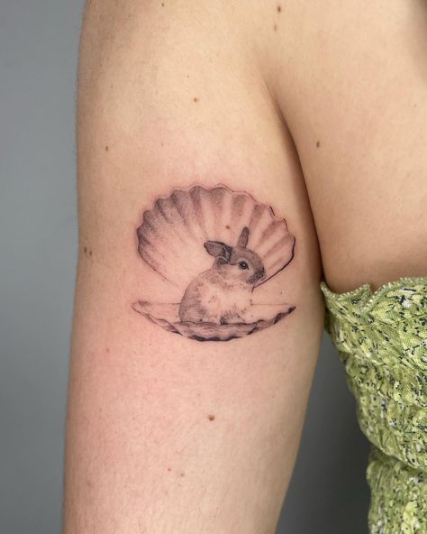 Clam Tattoo Design, Open Shell Tattoo, Oyster Shell Tattoo Pearls, Mermaidcore Tattoo, Shell Pearl Tattoo, Oyster Tattoo Pearl, Clamshell Tattoo, Shell With Pearl Tattoo, Oyster Pearl Tattoo