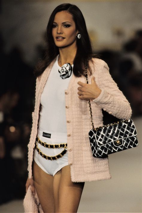 Chanel 1993, 2000s Fashion Icons, Claudia Mason, Chanel 90s, Chanel Runway, 90s Runway Fashion, Streetwear Inspo, Mode Chanel, Chanel Spring