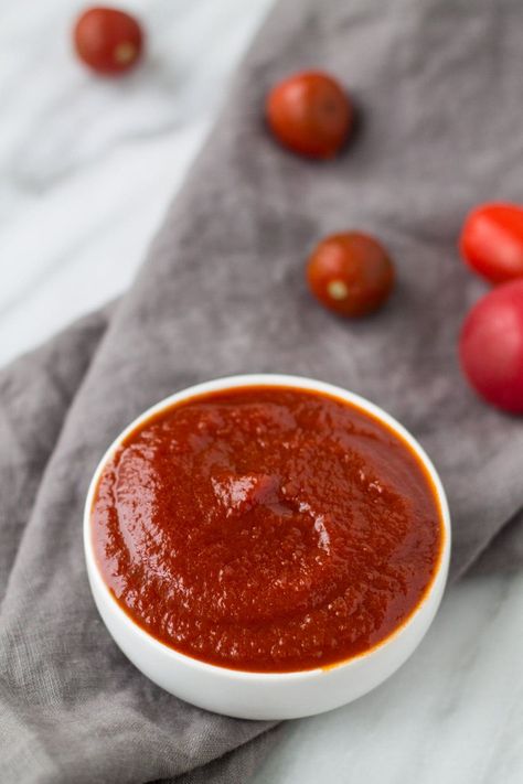 Another classic condiment turned low FODMAP - this Low FODMAP BBQ Sauce is perfect for pulled pork, chicken tenders and more! | funwithoutfodmaps.com | #lowfodmap #bbq Fodmap Sauces, Recipes Low Fodmap, Fod Map, Fodmap Food, Fodmap Foods, Fodmap Diet Recipes, Pizza Sauce Recipe, Tomato Puree, Slow Cooker Bbq