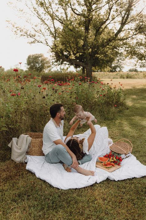 Family Photo Inspo Summer, Family Pictures Picnic, Pic Nic Photoshoot Aesthetic, Rose Garden Family Photoshoot, First Birthday Picnic Photoshoot, Family Photo Picnic, Cottagecore Family Photoshoot, Picnic Newborn Photoshoot, Royal Family Photoshoot Ideas