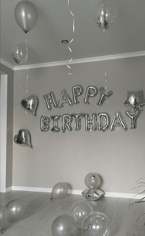 Silver Happy Birthday Balloons, Silver And White Birthday Theme, Basic Birthday Decorations, Grey Birthday Party Decorations, Silver And White Birthday Party Decor, 17 Yaş Doğum Günü, Happy Birthday 21 Years, Silver Themed Birthday Party, Cookie Decorating Birthday