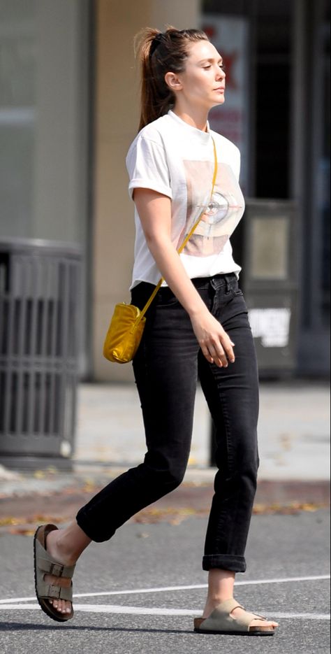 Elizabeth Olsen Street Style Elizabeth Olsen Street Style, Olsen Street Style, Street Style Los Angeles, Elizabeth Olsen Style, Girl God, Elizabeth Olsen Scarlet Witch, Scarlet Witch Marvel, Marvel Photo, Street Style Summer