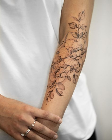 Tato Lengan Bawah, Floral Arm Tattoo, Forearm Flower Tattoo, Tattoos For Women Flowers, Beautiful Flower Tattoos, Flower Tattoo Arm, Floral Tattoo Sleeve, Tato Lengan, Forearm Tattoo Women