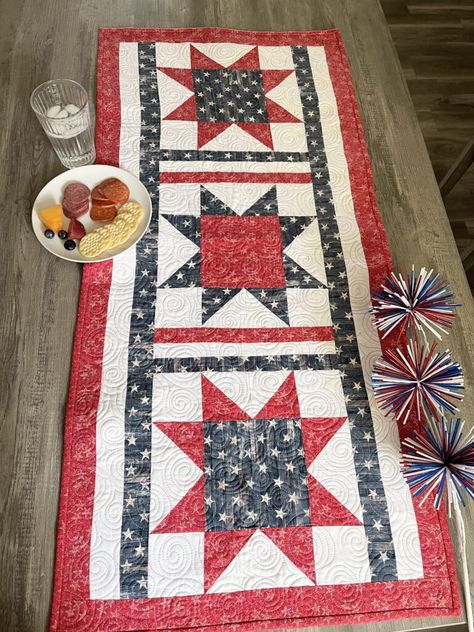 Quilted Table Runners Patterns Free Easy, Table Top Patterns, Patriotic Sewing, Mary Go Round, Patriotic Table Runner, Boys Quilt Patterns, Table Runner Tutorial, Table Topper Patterns, Table Runner Diy