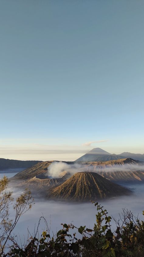 Mount Bromo Indonesia, Mountain Aesthetic Wallpaper, Bromo Mountain, Mount Bromo, Mountain Aesthetic, Silhouette Photography, Mecca Wallpaper, Powerpoint Background Design, Natural Background