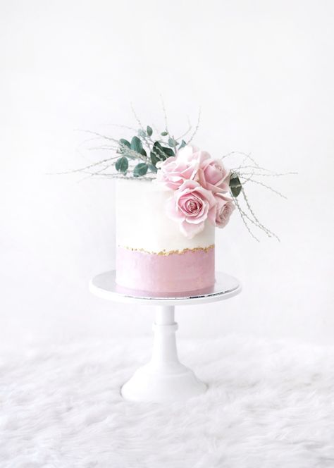 Buttercream cake with fresh flowers Tall Cake With Flowers, Fresh Floral Cake, Simple Fresh Flower Cake, Tall Cake Ideas, Tall Cake Designs, Fresh Flowers Cake, Cake With Fresh Flowers, Tall Cake, 80 Birthday Cake