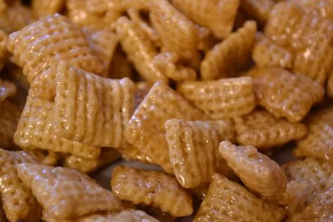 Caramel Chex Mix, Caramel Chex, Puppy Chow Chex Mix, Puppy Chow Chex, Chex Recipes, Puppy Chow Chex Mix Recipe, Chex Mix Puppy Chow, Chow Puppy, Chex Mix Recipe