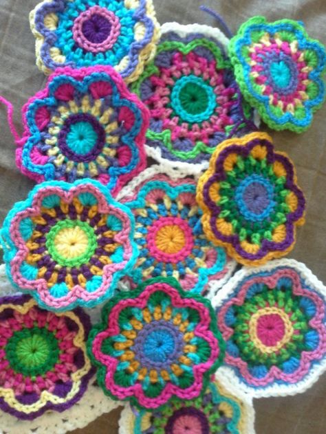 Appliques Au Crochet, Flower Crochet Pattern, Motifs Granny Square, Crochet African Flowers, Crochet Mandala Pattern, Crocheted Flowers, African Flowers, Flower Crochet, Freeform Crochet