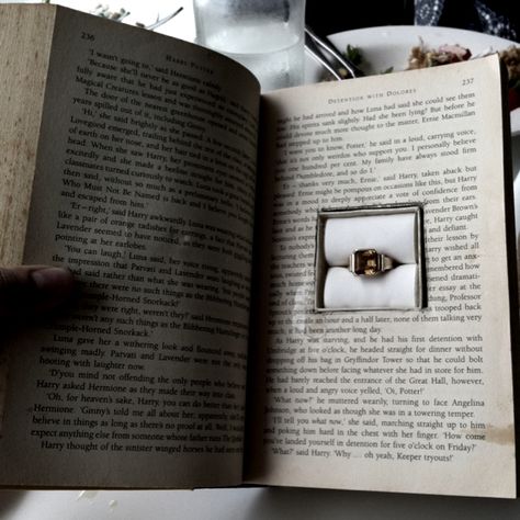 A gorgeous 21st present from my beautiful mum! - a Citrine & gold ring hidden in a Harry potter book! Diy Harry Potter Crafts, 21st Presents, Book Centerpieces, Harry Potter Christmas Tree, Creative Proposals, Book Proposal, Harry Potter Wedding, Insta Inspiration, Proposal Photos