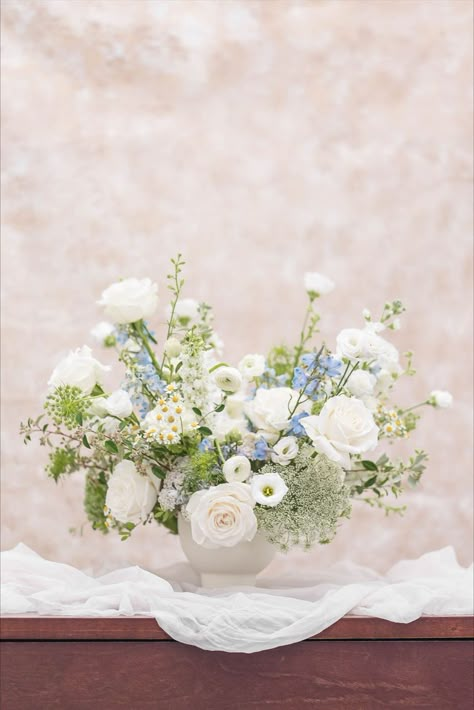 White wedding centerpiece with a hint of blue - adding a modern and romantic touch at any celabrtation #nofloralfoam #whitewedding #gardenstyle #microwedding Blue Flower Centerpieces, Blue Flower Arrangements, White Floral Centerpieces, White Floral Arrangements, Blue White Weddings, Blue Centerpieces, White And Blue Flowers, Hydrangeas Wedding, Blue Wedding Flowers