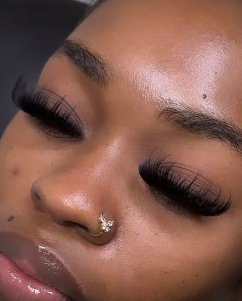 Big Lash Extensions, Long Lash Extensions, Lash Extensions Styles Black Women, Dramatic Edges, Wispy Eyelashes, Best Lash Extensions, Lashes Tutorial, Big Lashes, Lashes Fake Eyelashes