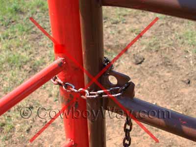 How To Close A Gate That Has A Chain Latch Farm Gate Latch, Horse Gate Latch, Gate Latches Ideas, Diy Gate Latch, Farm Fence Gate, Show Cattle Barn, Cattle Gate, Fence Building, Diy Gate