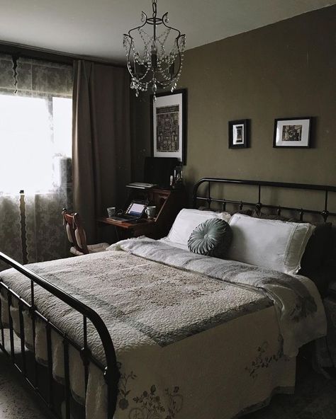 Gothic Boho Bed, Black Academia Bedroom, Mid Century Gothic Bedroom, Light Gothic Bedroom, Small Goth Apartment, Small Gothic Bedroom, Southern Gothic Bedroom, Modern Gothic Decor, Minimalist Goth Decor