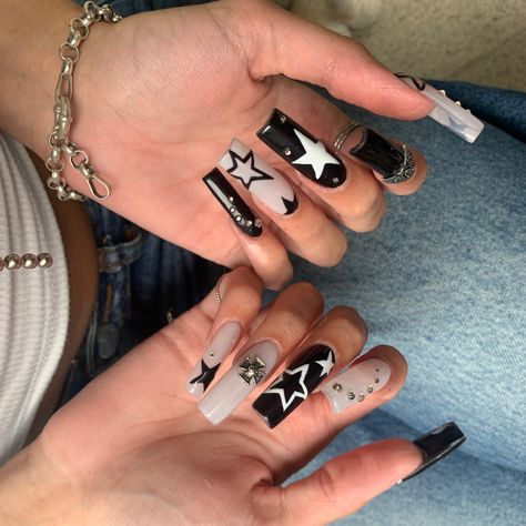 y2k star square black and white acrylic nails Star Bling Nails, Back To School Nails Y2k, Y2k Inspired Nails Acrylic, Star Nails Aesthetic Y2k, 2000 Nail Art Designs, Nails With Stars Design Y2k, Y2k Inspired Nails Black, Black Y2k Acrylic Nails, Star Nails Inspo Y2k