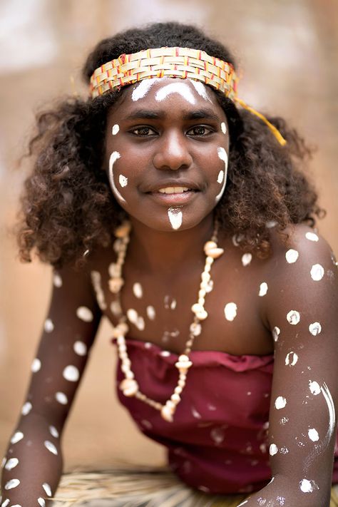 Aboriginal Woman; Lockhart River, Cape York, Queensland, Australia Aboriginal Face Paint, Australia Aboriginal People, Australia Indigenous, Australian Aboriginals, Aboriginal Australia, Cape York, Scrub Corpo, Gado Gado, Aboriginal Culture