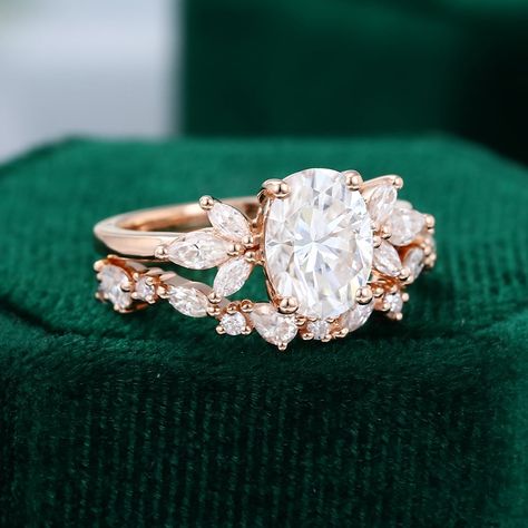 Probably my favourite ring I have ever seen! BEAUTIFUL!! Rose Gold Wedding Rings Women, Circle Moissanite Engagement Ring, Morganite Wedding Ring Set, Oval Flower Engagement Ring, Stacking Engagement And Wedding Rings, Wedding Ring Ideas For Women, Engagement Rings Colored Stones, Vintage Rose Gold Engagement Rings, Oval Engagement Ring Stack